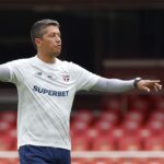 Thiago Carpini em treino do São Paulo