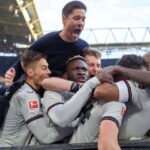 Técnico e jogadores do Bayer Levekusen comemoram gol