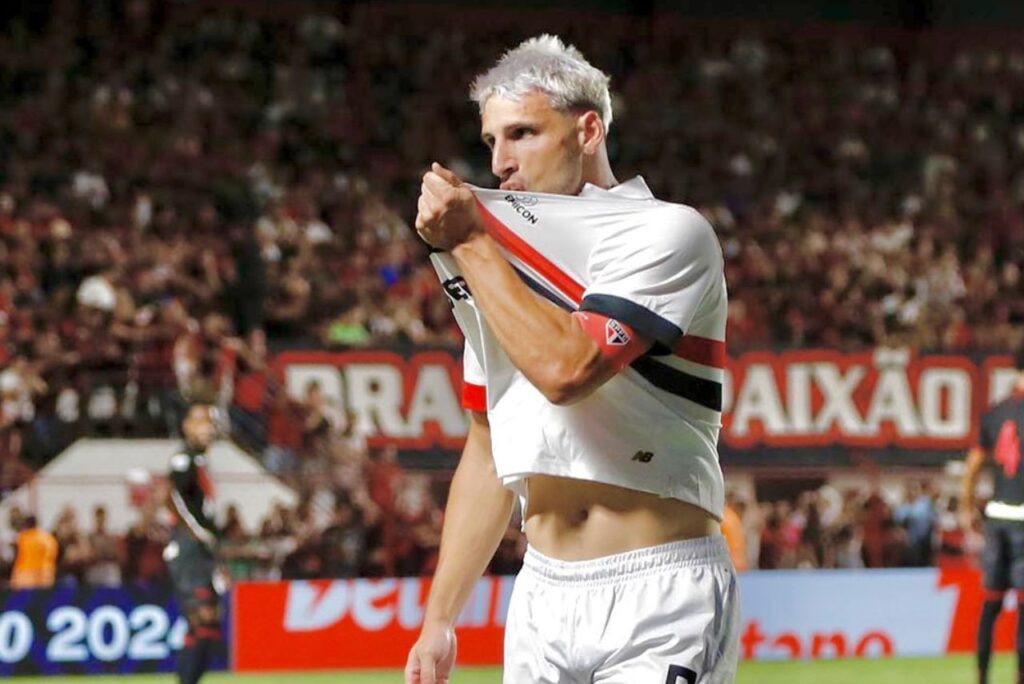 Calleri comemora mais um gol pelo São Paulo