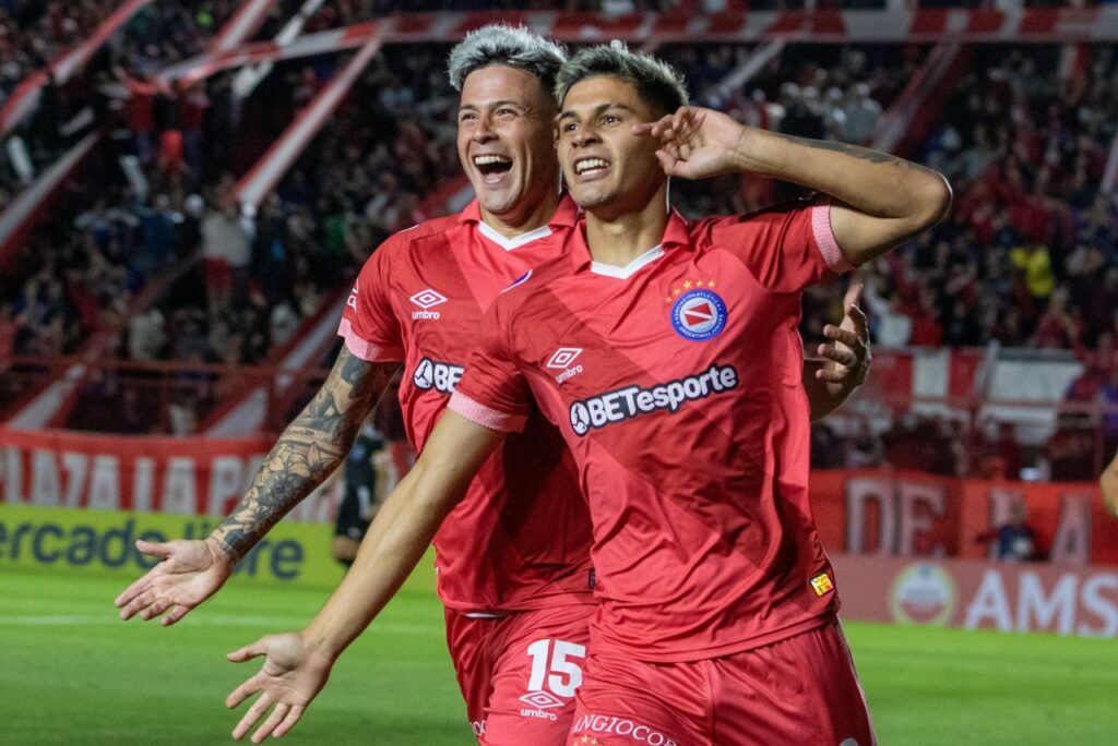 Argentinos comemoram gol contra o Corinthians