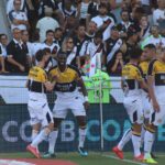 Jogadores do Criciúma comemora goleada contra o Vasco