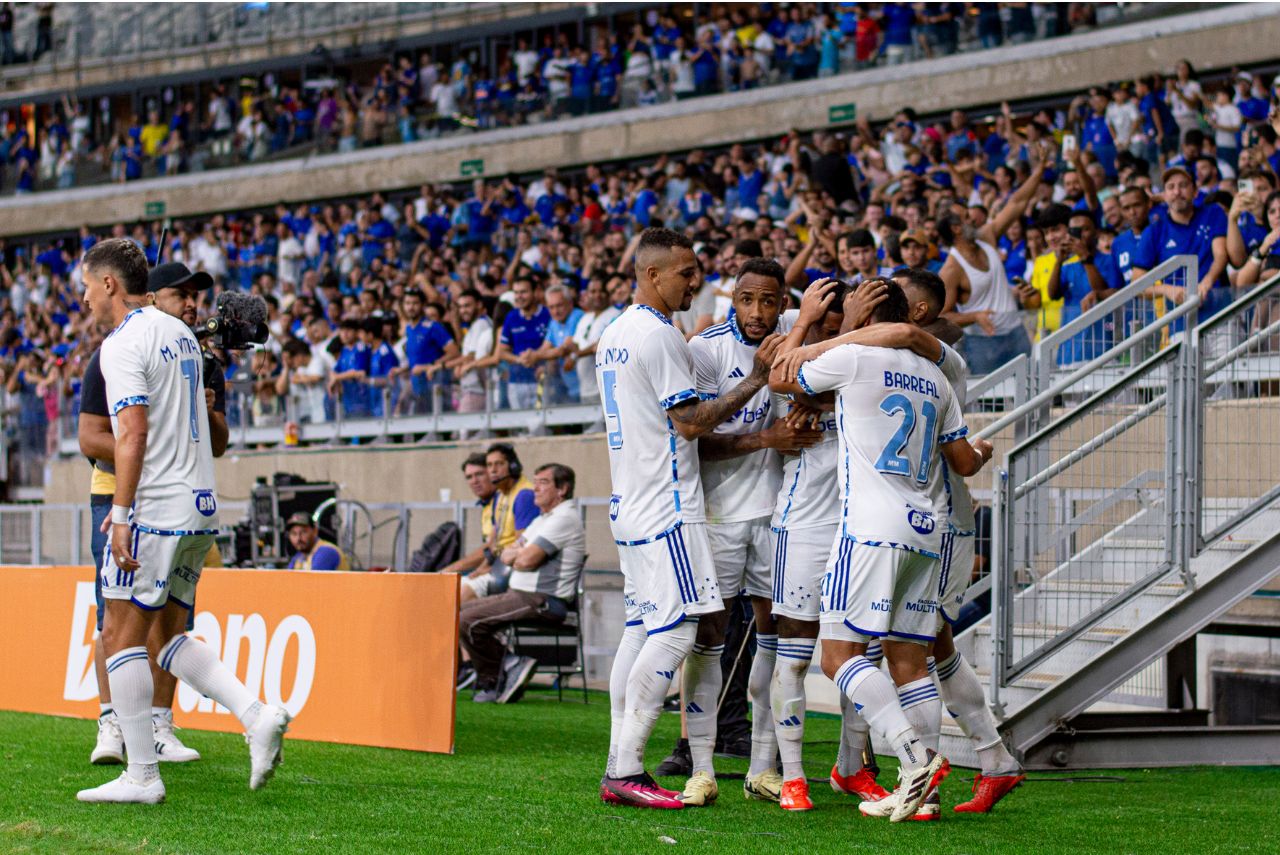 Jogadores do Cruzeiro comemoram vitória