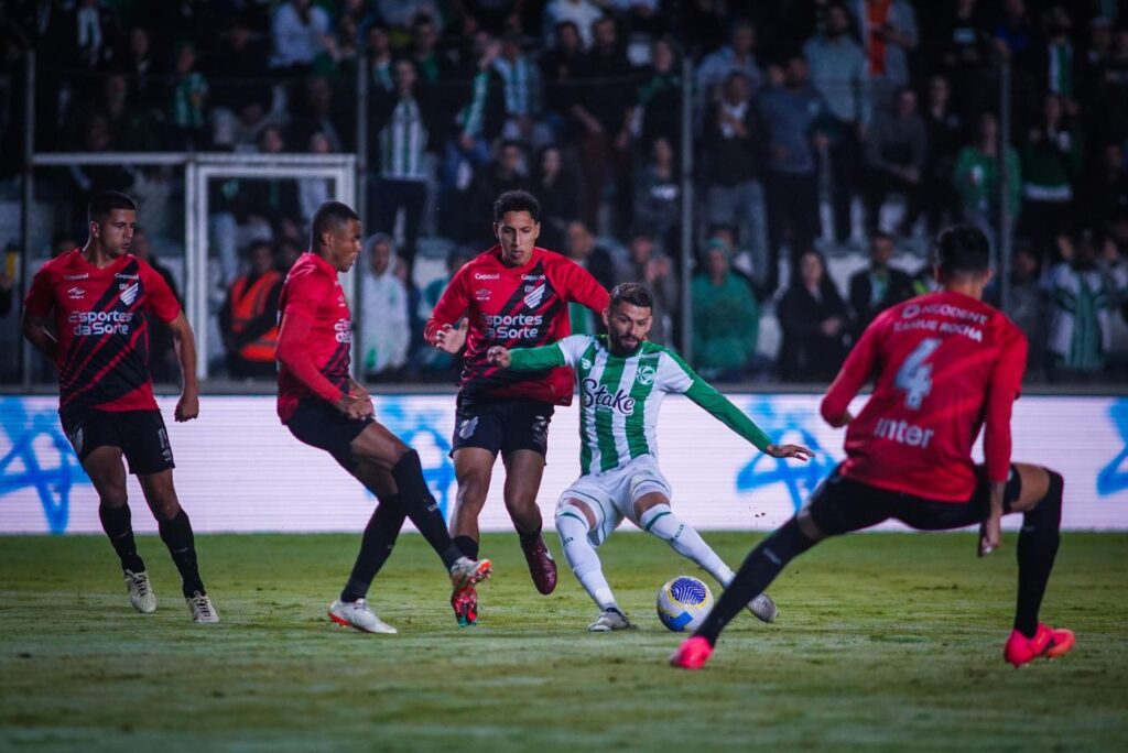 Athletico-PR empatou fora de casa