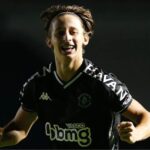 Volante com a camisa do Vasco