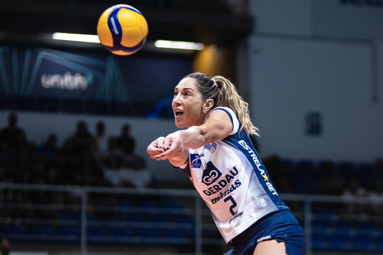 Central Carol Gattaz em jogo do Minas Tênis Clube na Superliga, em 2024
