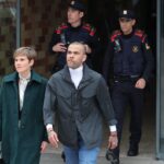 Daniel Alves no momento que deixou a prisão.