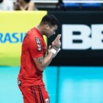 Oposto Darlan Souza comemora ponto pelo Sesi Bauru na Superliga em 2024