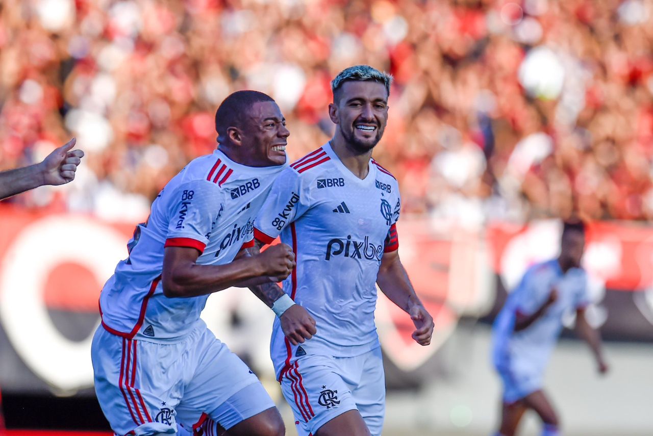 Nicolás De La Cruz e Giorgian De Arrascaeta comemorando gol do Flamengo contra o Atlético-GO no Brasileirão 2024