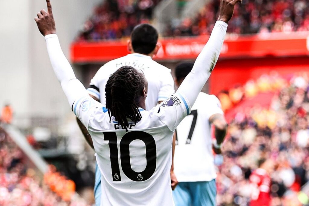 Eberechi Eze comemorando gol pelo Crystal Palace contra o Liverpool na Premier League
