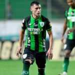 Meia Emmanuel Martínez, reforço do Fortaleza, em jogo do América-MG em 2023