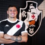 Volante Hugo Moura posa com camisa do Vasco da Gama em 2024
