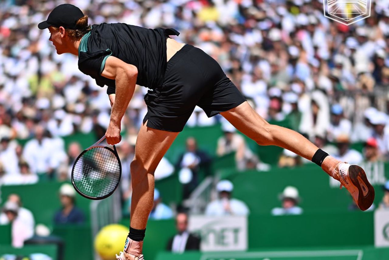 Tenista Jannik Sinner em jogo do Masters 1000 de Monte Carlo 2024