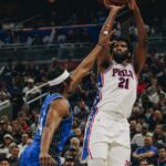 Joel Embiid em lance de jogo do Philadelphia 76ers na NBA em 2024