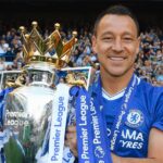 Zagueiro John Terry com taça da Premier League pelo Chelsea