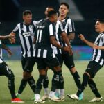 Jogadores comemoram gol de Júnior Santos pelo Botafogo no Braisleirão 2024 contra o Juventude