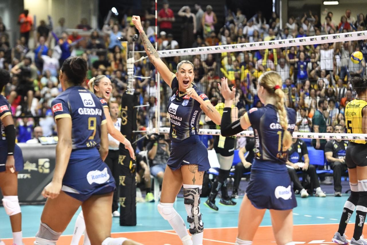 Lance do jogo Minas x Praia Clube na final da Superliga de Vôlei 2023/24