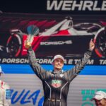 Piloto Pascal Wehrlein, da Porsche na Fórmula E, no pódio do ePrix de Misano em 2024