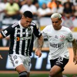 Paulinho e Fagner em jogo Corinthians x Atlético-MG no Brasileirão 024
