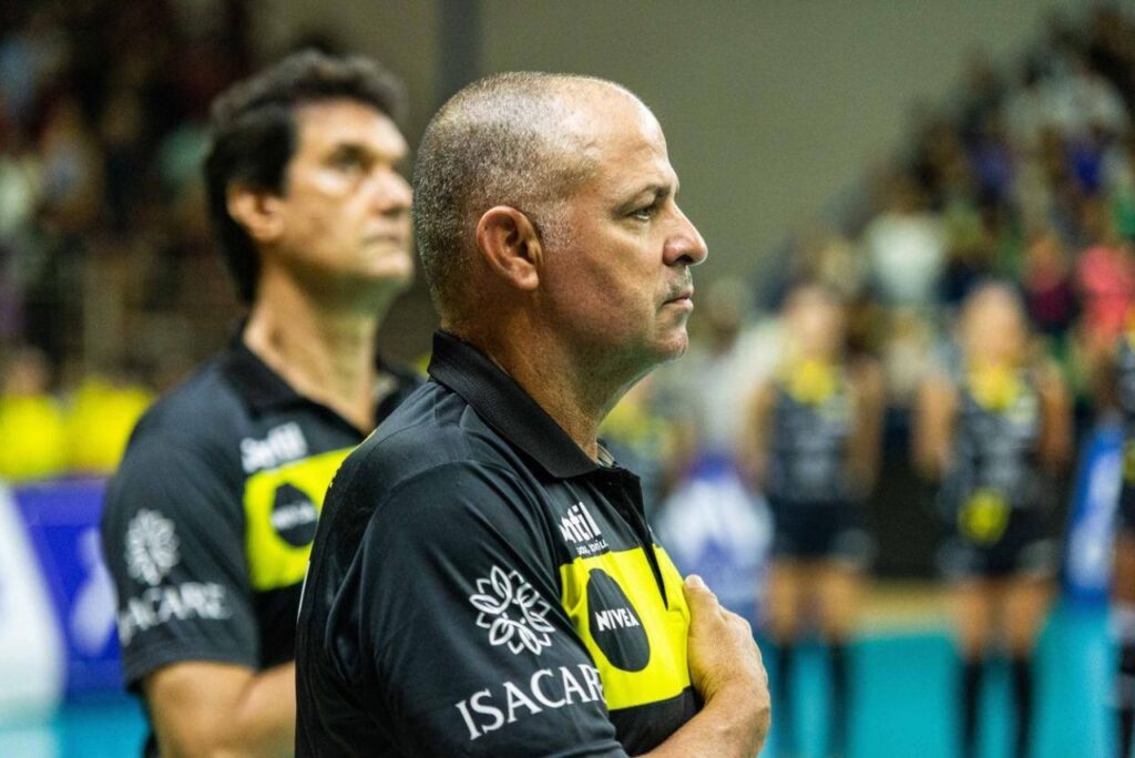 Treinador Paulo Coco em jogo do Praia Clube em 2024