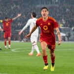 Atacante Paulo Dybala em jogo entre Roma e Milan na Liga Europa em 2024