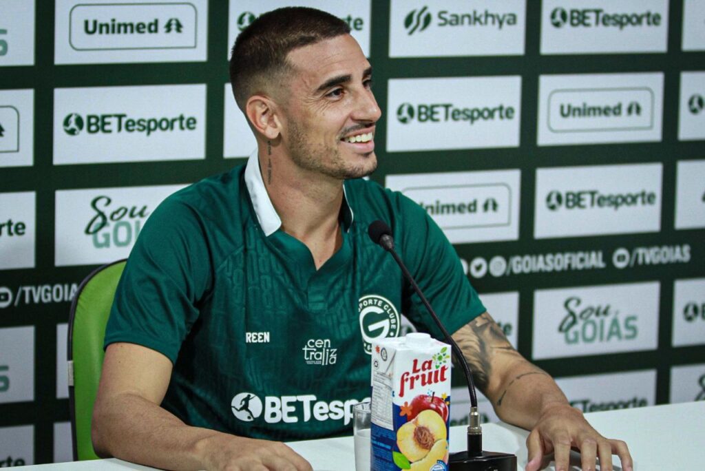Meia Thiago Galhardo em apresentação no Goiás