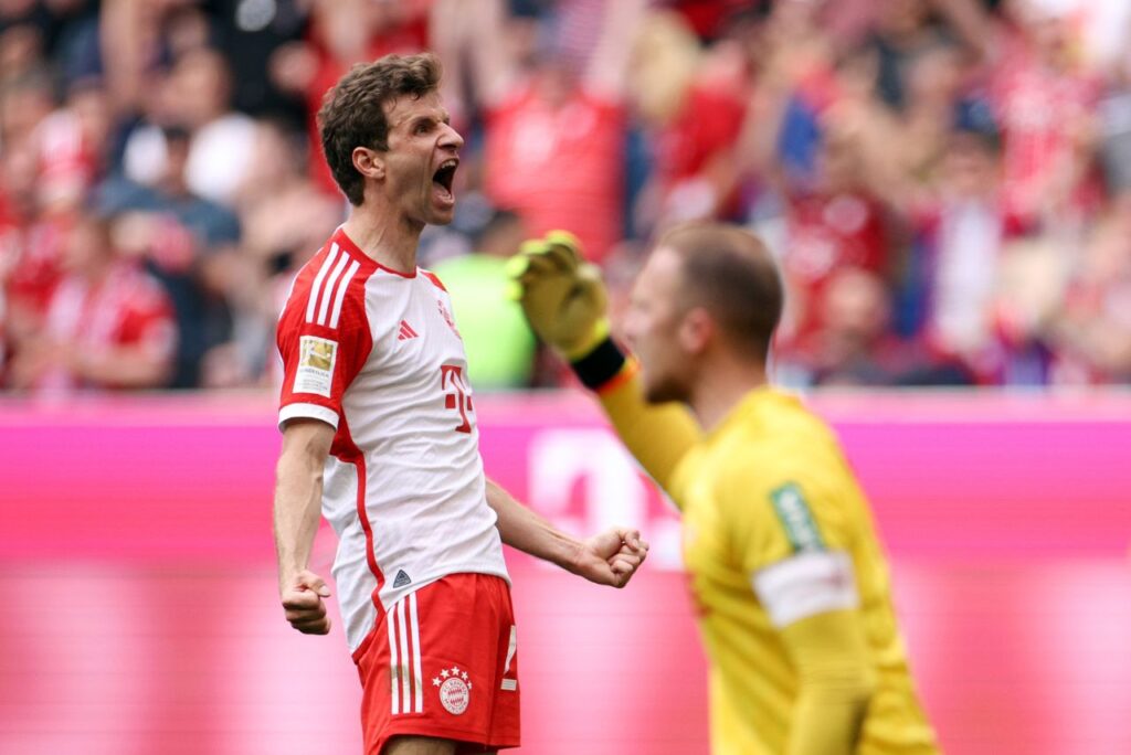 Meia Thomas Müller em jogo do Bayern de Munique comemora contra o Colônia em 2024