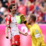 Meia Thomas Müller em jogo do Bayern de Munique comemora contra o Colônia em 2024