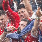 Jogadores do Wrexham comemorando acesso à 3ª Divisão Inglesa