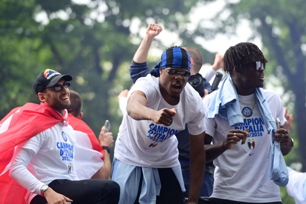 Dumfries (ao centro) durante festa do título da Inter de Milão (Foto: Piero Cruciatti/AFP)