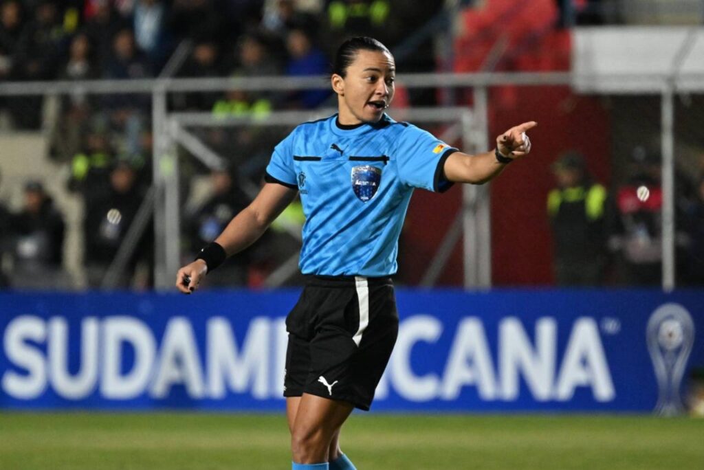 Edina Alves será a arbitra principal no primeiro jogo com arbitragem 100% feminina. Foto: AIZAR RALDESAFP