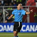 Edina Alves será a arbitra principal no primeiro jogo com arbitragem 100% feminina. Foto: AIZAR RALDESAFP
