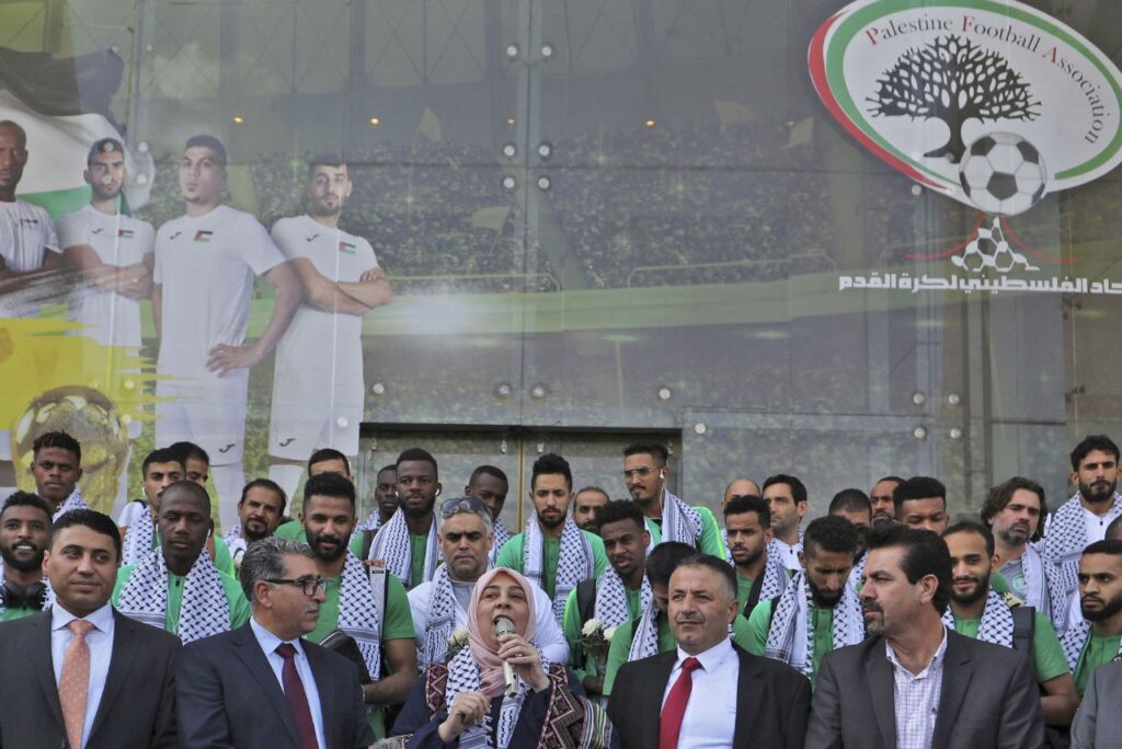 Membros da Federação Palestina de Futebol em 2019 (Foto: Abbas Momani/AFP)