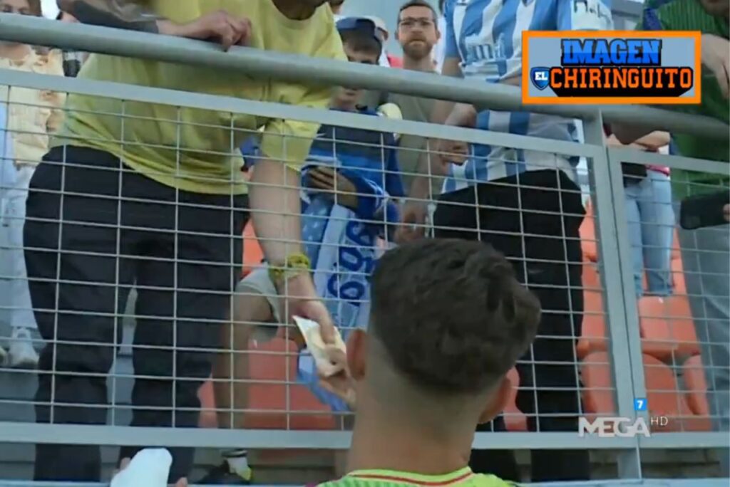 Torcedor do Málaga pagou por camisa do meia Dani Lorenzo (Foto: Reprodução)