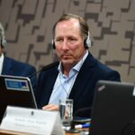 John Textor em depoimento na CPI da Manipulação (Foto: Roque de Sá/Ag. Senado)