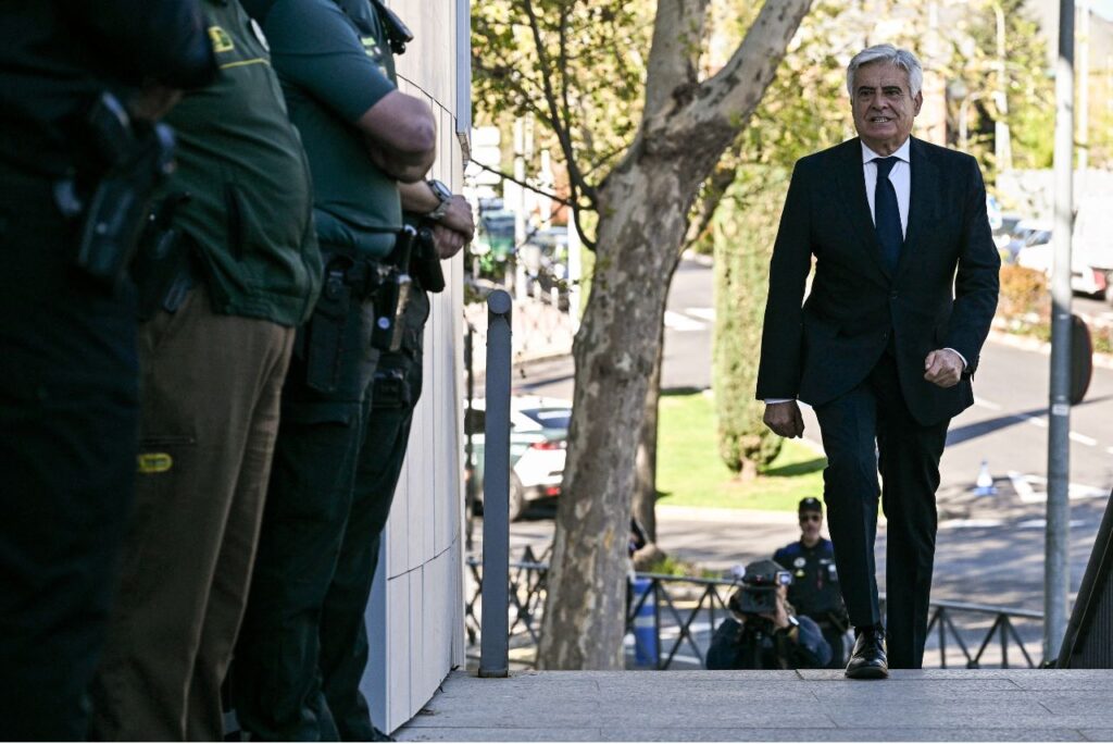 Pedro Rocha, sucessor de Rubiales, em um tribunal da Espanha (Foto: Javier Soriano/AFP)