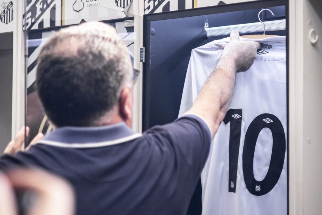 Camisa 10 do Santos só voltará a ser usada na elite do Brasileirão (Foto: Raul Baretta/SFC)