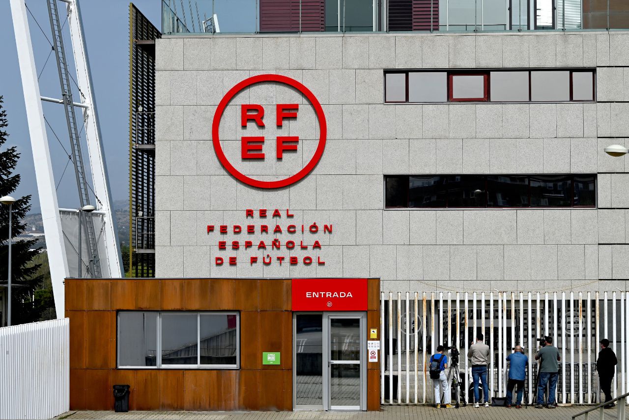 FIFA e UEFA veem com "grande preocupação" caso da Federação Espanhola (Foto: Javier Soriano/AFP)