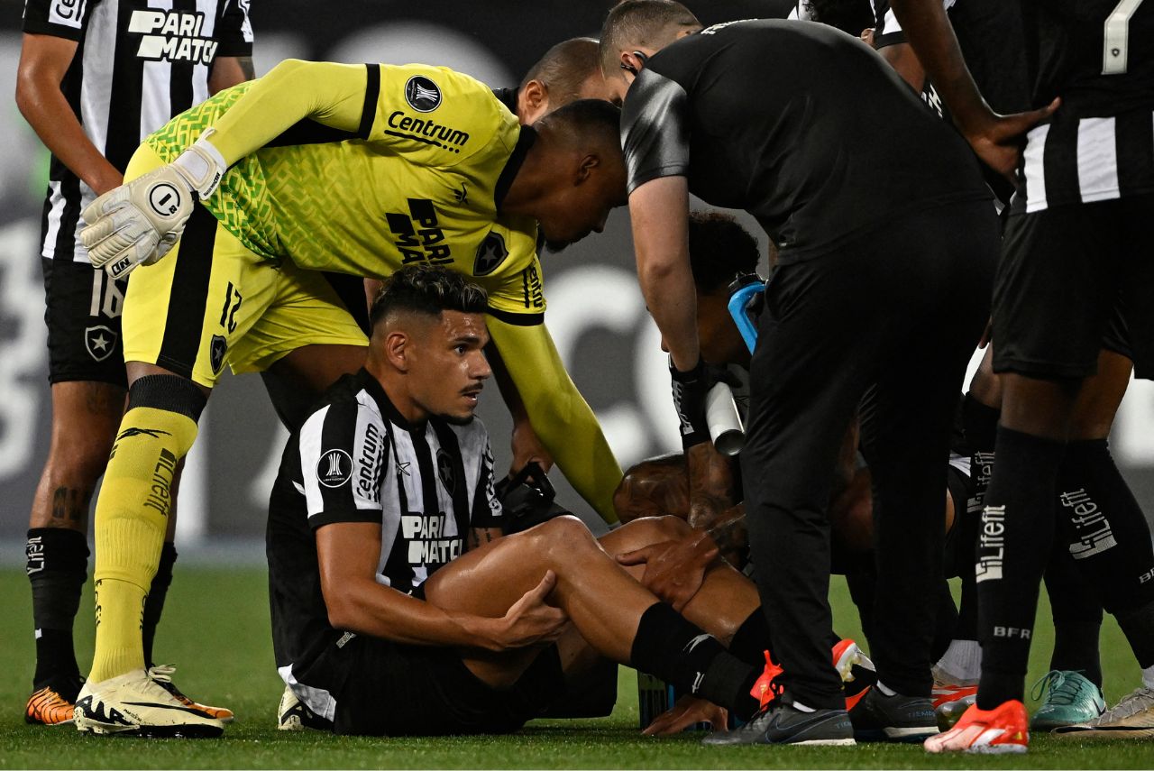 Tiquinho Soares deve desfalcar o Botafogo nas próximas semanas (Foto: Mauro Pimentel/AFP)