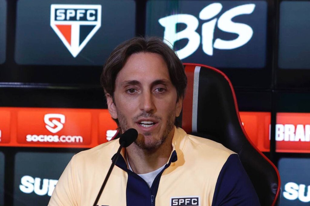 Luiz Zubeldía foi apresentado pelo São Paulo nesta segunda-feira (22). Foto: Rubens Chiri / saopaulofc