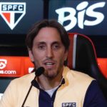 Luiz Zubeldía foi apresentado pelo São Paulo nesta segunda-feira (22). Foto: Rubens Chiri / saopaulofc