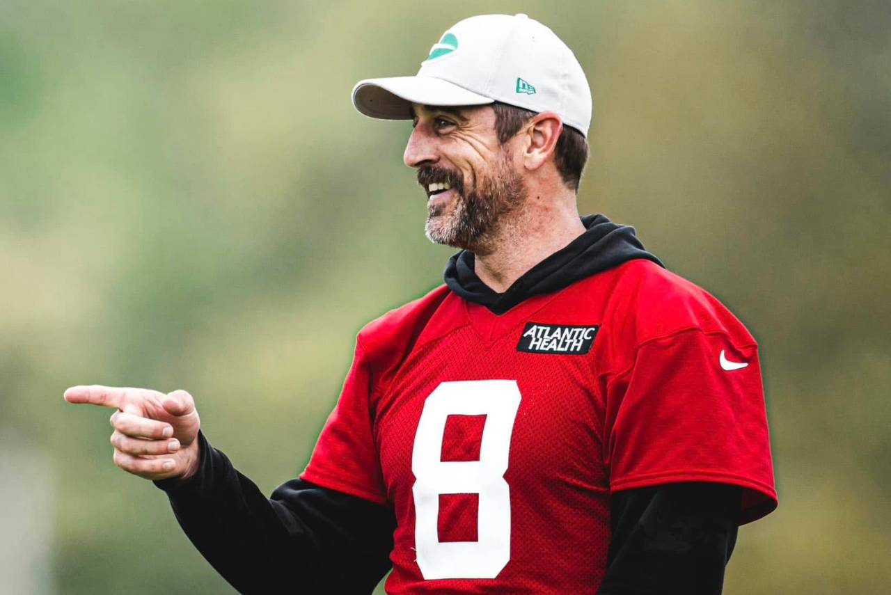 Aaron Rodgers se lesionou no dia 11 de setembro e volta quase 1 ano depois. Foto: Reprodução/Facebook