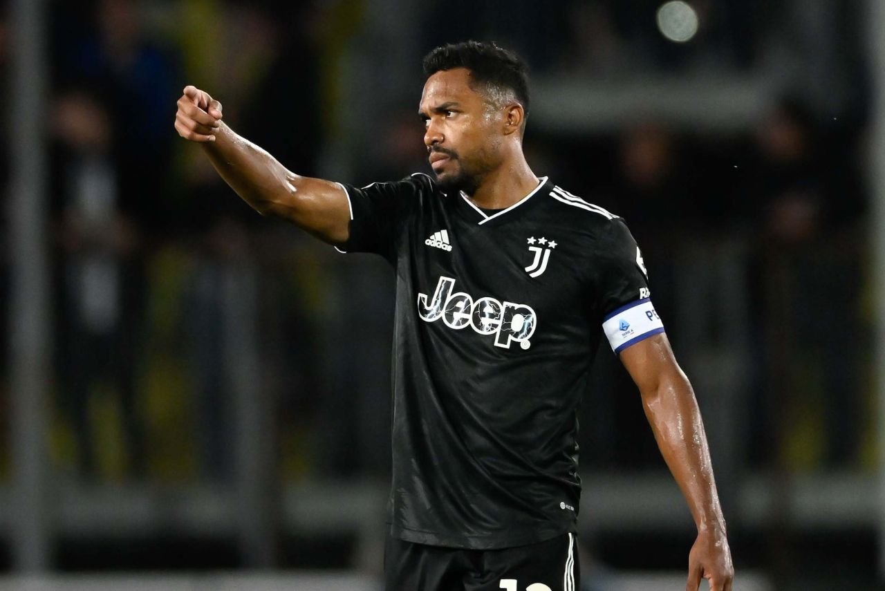 Lateral Alex Sandro, alvo do São Paulo, em jogo da Juventus em 2023