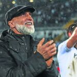 Treinador Álvaro Pacheco, alvo do Vasco, em jogo do Vitória de Guimarães