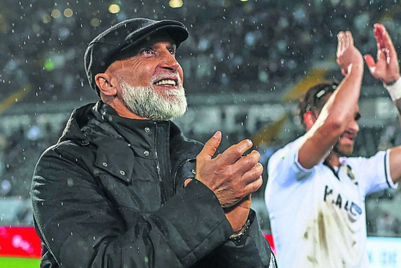 Treinador Álvaro Pacheco, alvo do Vasco, em jogo do Vitória de Guimarães