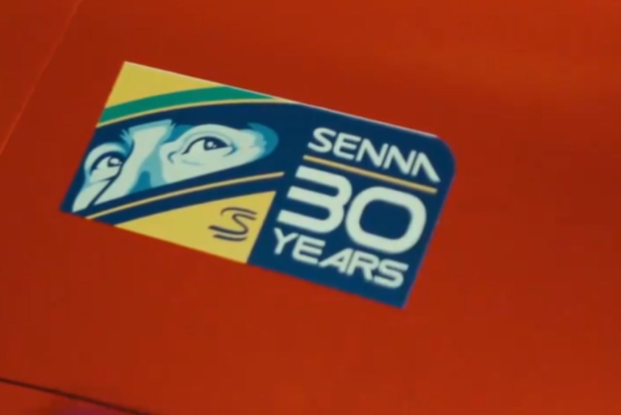 Homenagem a Ayrton Senna em carro da Ferrari em 2024