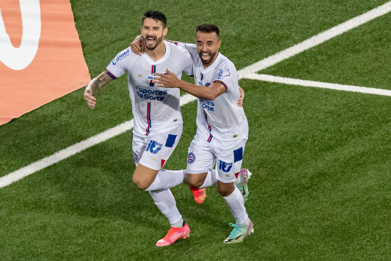 Jogadores do Bahia comemoram gol contra o Botafogo no Brasileirão