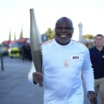 Ex-jogador de Basile Boli no Revezamento da Tocha Olímpica de Paris-2024