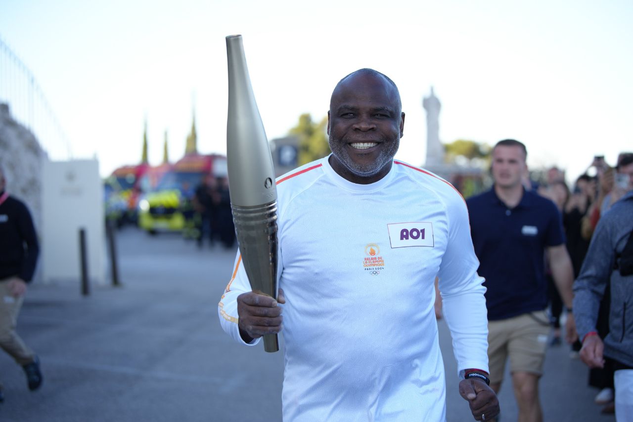 Ex-jogador de Basile Boli no Revezamento da Tocha Olímpica de Paris-2024