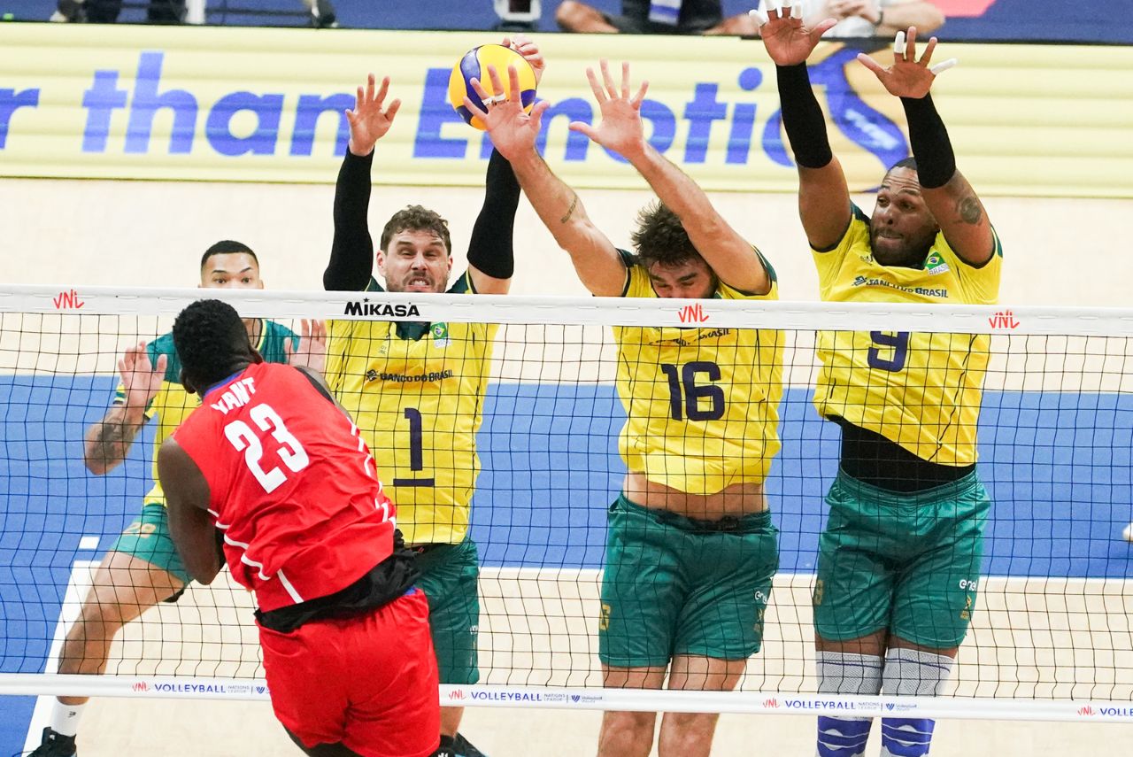 Bruninho Rezende, Lucão Saatkamp e Ricardo Lucarelli em jogo da VNL entre Brasil e Cuba em 2024