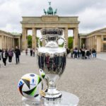 Bola e troféu da Eurocopa 2024